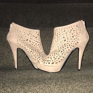 ⭐️ D Heart Peep-toe booties size 6.5